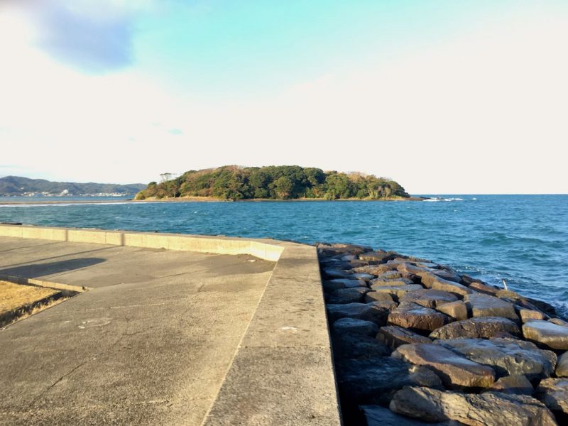 沖ノ島の海と堤防