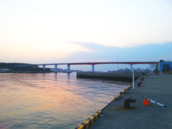 通り矢堤防の海と城ケ崎大橋